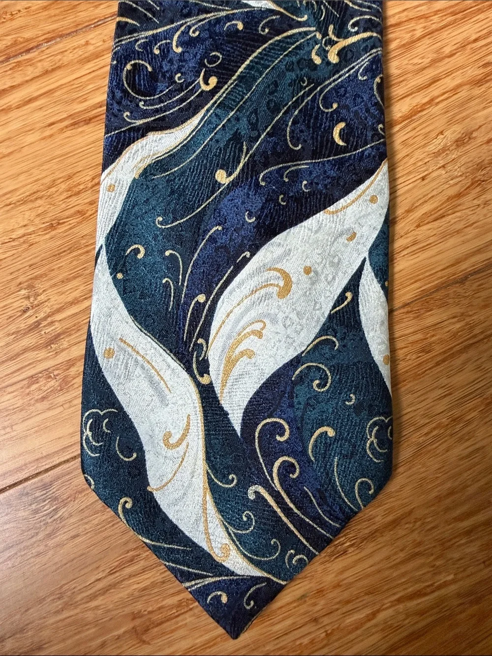 (14t)Bachrach Made in Italy 100% Silk Abstract Floral Scroll Necktie